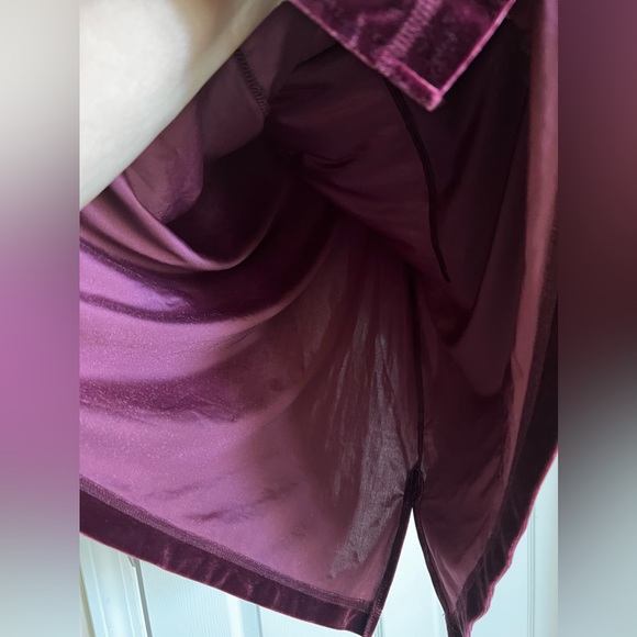 Velour, Denim & Company, Burgundy Tunic with Hood & Kangaroo pocket. - Picture 13 of 16